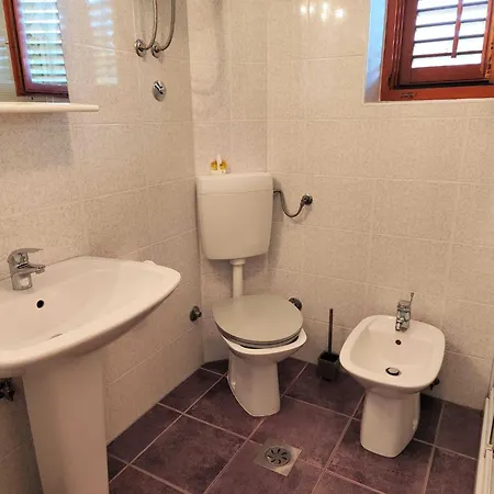 Comfortable With Private Parking Appartamento